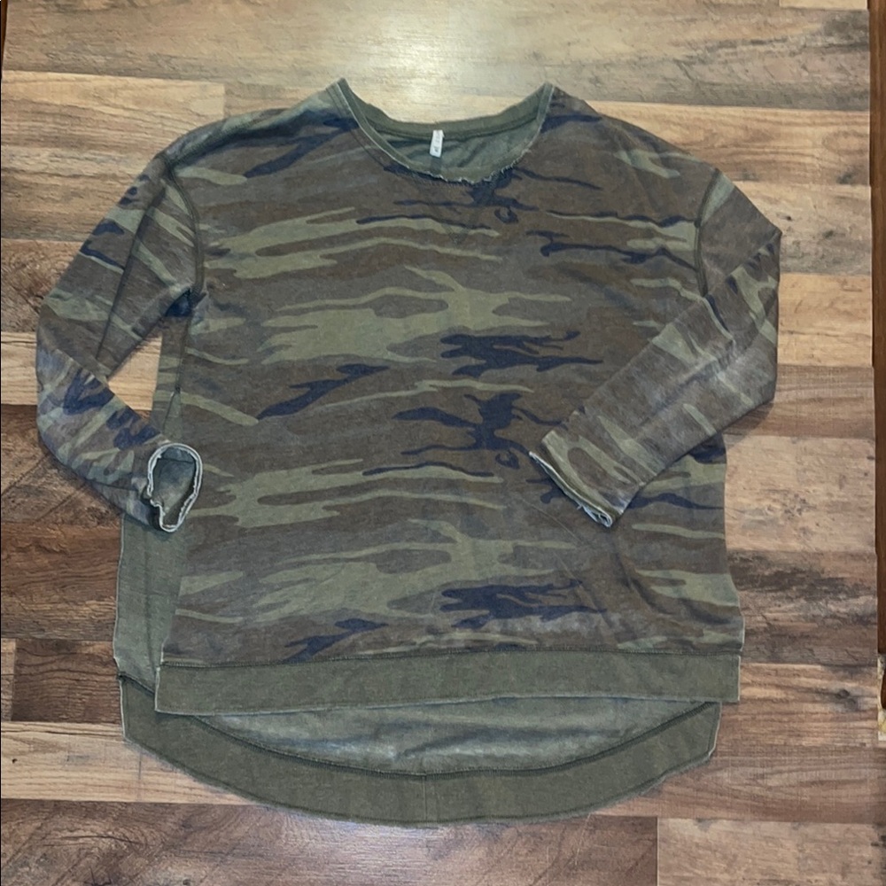Z Supply Camouflage Long Sleeve Shirt size M split hem